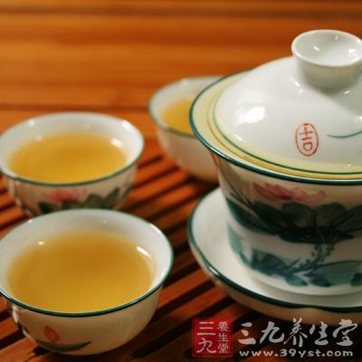 將材料洗凈后，與水一同放入鍋中，先以大火煮至沸騰時(shí)，轉(zhuǎn)小火燜煮1小時(shí)，再將材料全部過(guò)濾掉后，靜置待涼備用