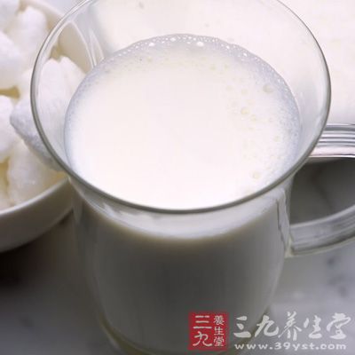 孕妇盲目地进行高钙饮食，大量饮用牛奶