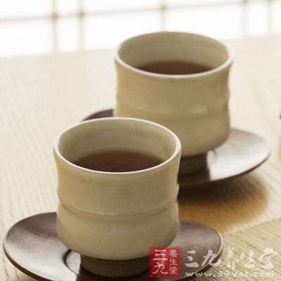 可燃燒體內(nèi)脂肪烏龍茶是半發(fā)酵茶，幾乎不含維他命C