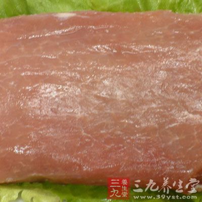 里脊肉切成丝，用一点料酒和一勺蚝油抓捏均匀后