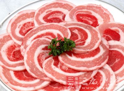 五花肉切成麻将大小的块,姜切片,蒜拍碎 五花肉切成麻将大小的块,姜切片,蒜拍碎