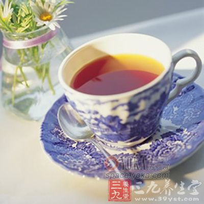 红花茶来自民间验方，绿茶1.5克，红花1克，紫砂糖25克