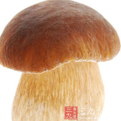 将蘑菇200克洗净，去蒂，入沸水锅中略氽