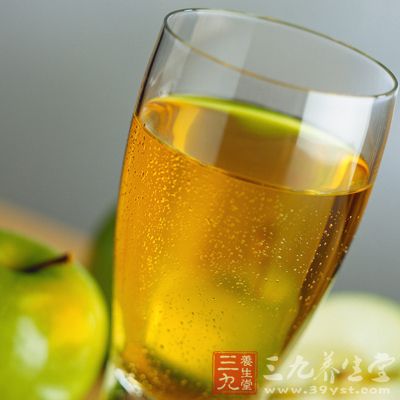 用30克的蜂蜜加入一升的水混合,也可以加两大汤匙的苹果醋来调味