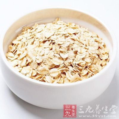 燕麥?zhǔn)鞘澜绻J(rèn)的通便排毒食物