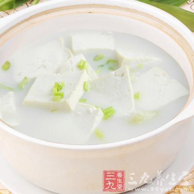 点心：清鸡肉雪泥(番薯半个、水煮鸡胸肉半片、无脂牛奶一杯