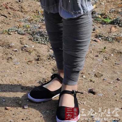 如果负伤骨折三角巾急救包不管用时解下绑腿布起到固定骨头的作用 如果负伤骨折三角巾急救包不管用时解下绑腿布起到固定骨头的作用