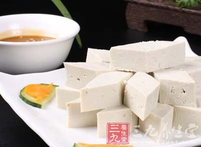 豆腐切片,并准备好较多的姜 豆腐切片,并准备好较多的姜