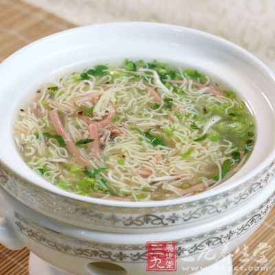 紫菜30克，北豆腐300克，西红柿100克，鸡蛋1个，淀粉10克，植物油、食盐各少许