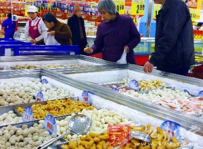 再次,许多超市售卖的散装速冻食品只标有货名,口味,价格,而没有生产