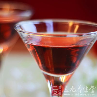 长期饮酒者高血压的患病率升高,而且与饮酒量呈正比 长期饮酒者高血压的患病率升高,而且与饮酒量呈正比