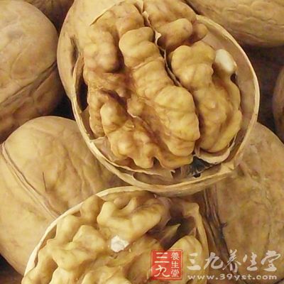 由于核桃属油料作物，脂肪含量和热量都很高