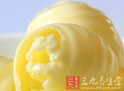 切一块下来，如何外面的颜色和里面一样，说明新鲜