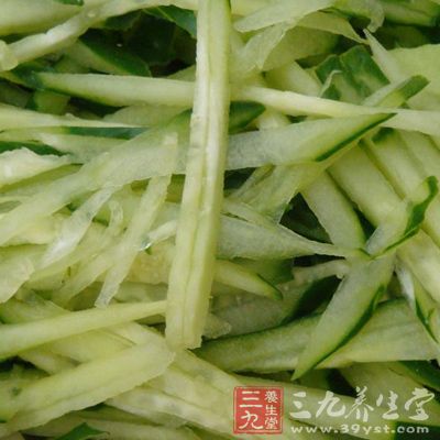 取龙须菜250克、黄瓜150克、白醋15克