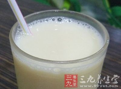 豆浆放入锅里加热