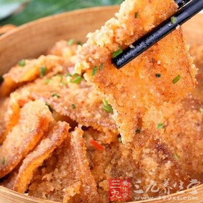 由于粉蒸肉中的动物油脂含量比较多