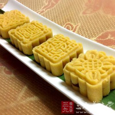 边搅拌边用蜂蜜找软硬度,用手可以攥成块儿即可 边搅拌边用蜂蜜找软硬度,用手可以攥成块儿即可