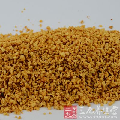 锅内注入少许油加热，下姜片、蒜粒、花椒、八角