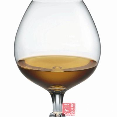 喝白兰地，要用一种特殊规格的高脚玻璃杯