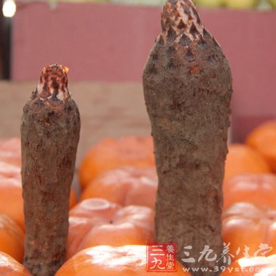 将药碎断混匀，加纯粮白酒10千克，浸泡3天后，再加冰糖200g，静置2天澄清后即可饮用