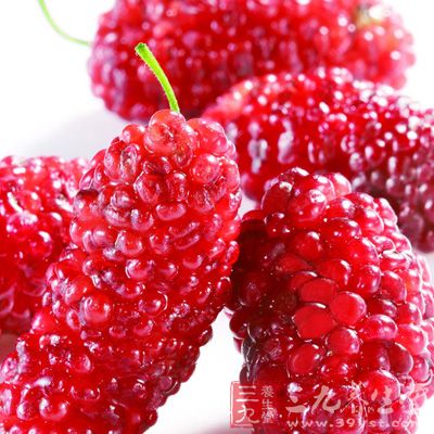 桑椹含有乌发素，能使头发变的黑而亮泽