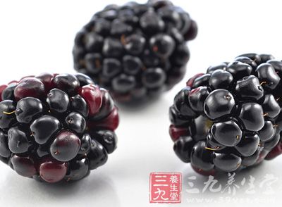 倒入桑葚里，浸泡5分钟后用冷水再清洗一下就可以吃了