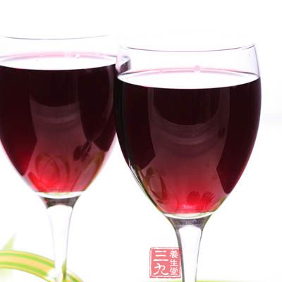 红葡萄酒会因产地和酒龄的不同而呈现不同的色调 红葡萄酒会因产地和酒龄的不同而呈现不同的色调