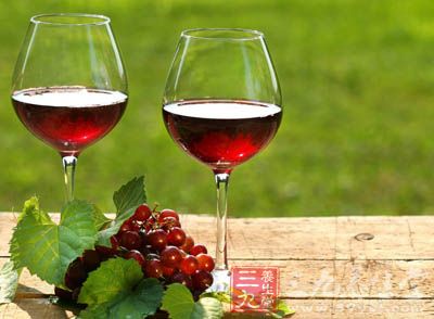 玫瑰红其实算是一种特别的红酒,或是一种特别的甜酒 玫瑰红其实算是一种特别的红酒,或是一种特别的甜酒