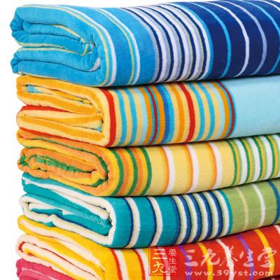 不要在太阳下曝晒,因为它们材质里含有油分 不要在太阳下曝晒,因为它们材质里含有油分