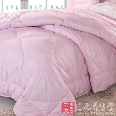 羊绒被一般是用珍贵的山羊绒原料制成的 羊绒被一般是用珍贵的山羊绒原料制成的