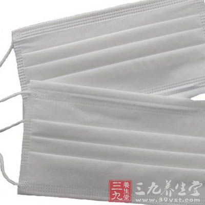 使口罩的下边达到下巴根部