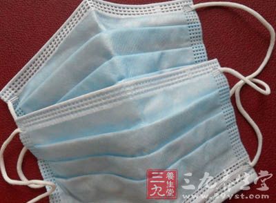 双手同时向上下方向将口罩的皱褶拉开