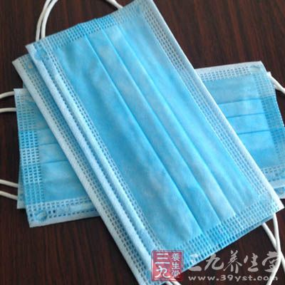 要求呼吸阻力要小，重量要轻，佩带卫生，保养方便