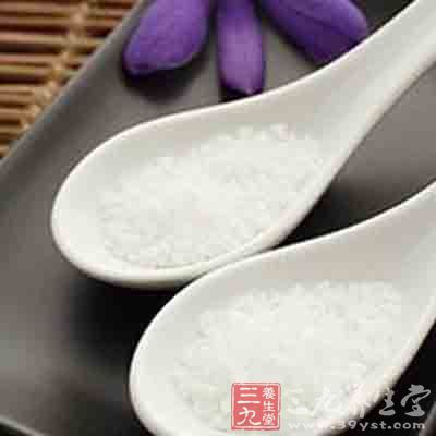 用盐和茄子根同煮成水洗脚