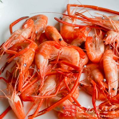 从虾脑部向下剪除