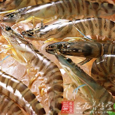 虾体呈青绿色，带有棕色斑纹