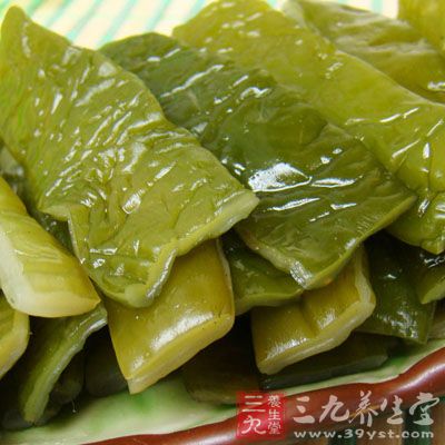 海白菜清水浸泡片刻，开水烫一下捞出冲洗干净切段