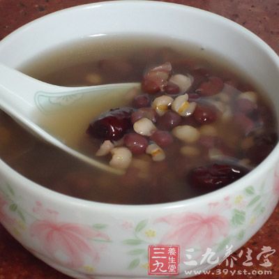 先将赤小豆煮熟，再入粳米煮粥