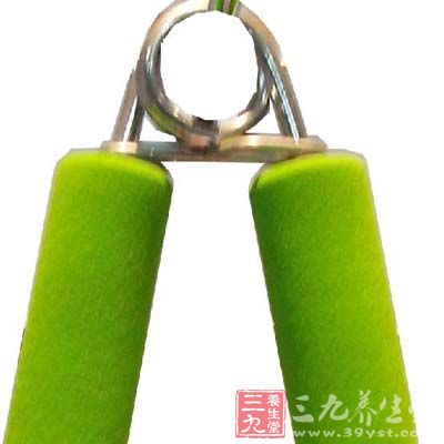 两臂向身后，紧握弹簧，然后向下伸直逐渐弯曲