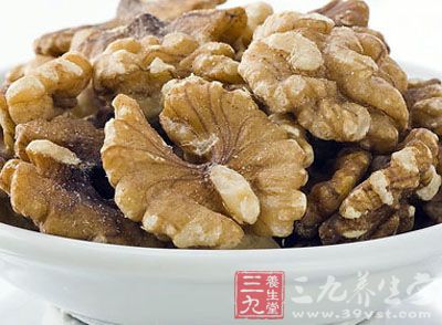 核桃仁：性味甘，温