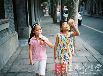 网传给孩子喝饮料易患白血病 专家释疑