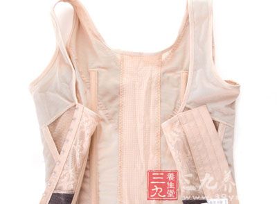 将右手掌顺着大腿外侧滑下至大腿 2/3处