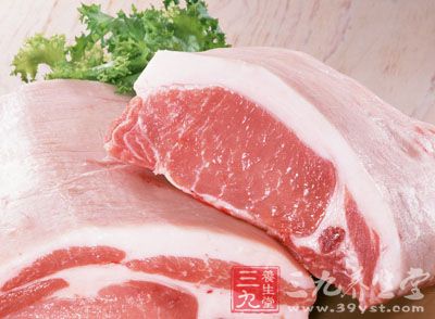 猪肉清清干净，切成薄厚均匀的片