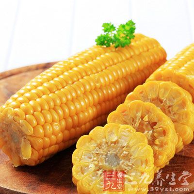 新鲜的玉米去包，然后洗净