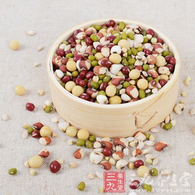 给孩子吃杂粮好的方法是粗细粮混合,如大米和小米混合熬制的二米粥 给孩子吃杂粮好的方法是粗细粮混合,如大米和小米混合熬制的二米粥