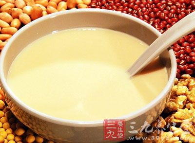 将豆浆倒在小锅子里面,用小火加热并搅拌 将豆浆倒在小锅子里面,用小火加热并搅拌