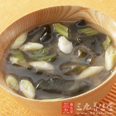 海带、绿豆各15克，甜杏仁9克，玫瑰花6克，红糖适量