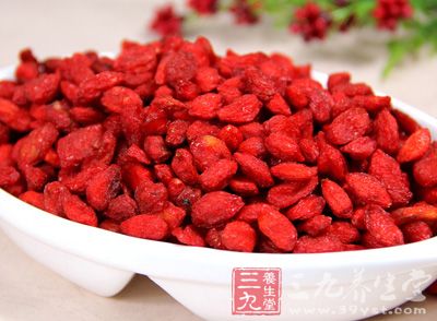 水开后，炉火调成中火，将枸杞、黄芪都放进锅里