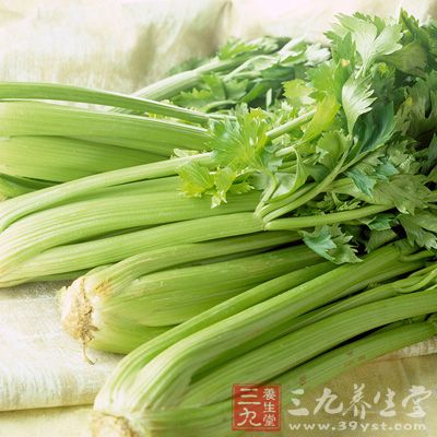 芹菜100克(连根须)，洗净后切碎，与大米30克同煮至粥熟