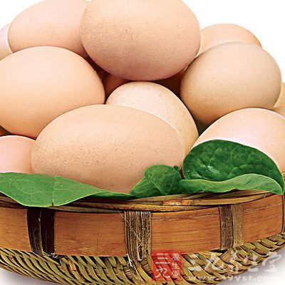 鸡蛋打入碗中备用